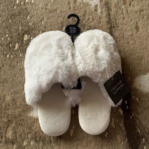 NWT fuzzy house slippers
